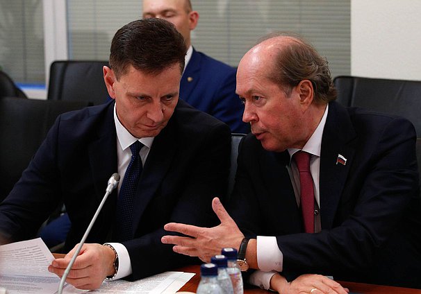 Первый заместитель Председателя Комитета по науке и высшему образованию Владимир Сипягин и заместитель Председателя Комитета Владимир Кононов