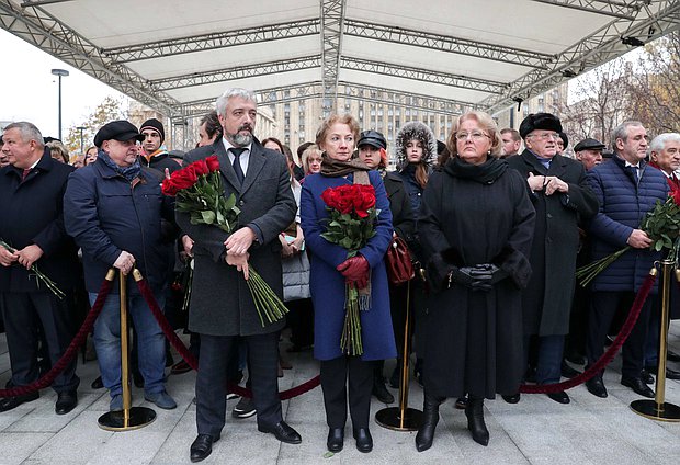 Внук Е.М. Примакова, член Комитета по международным делам Евгений Примаков, дочь Е.М. Примакова Нана Примакова и вдова Е.М. Примакова Ирина Примакова
