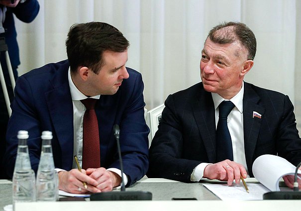 Председатель Комитета по малому и среднему предпринимательству Александр Демин и Председатель Комитета по экономической политике Максим Топилин