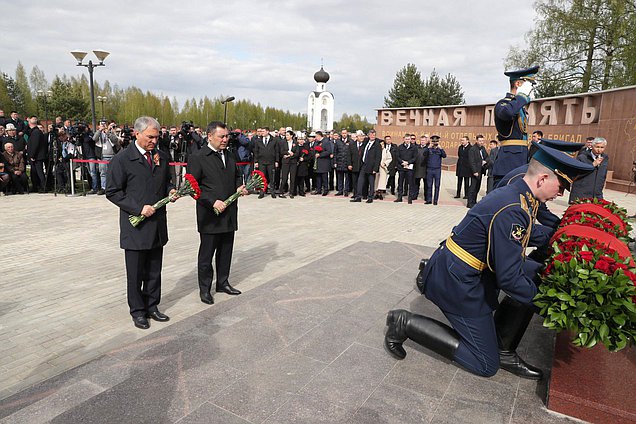 Председатель Государственной Думы Вячеслав Володин и Президент Киргизской Республики Садыр Жапаров посетили церемонию открытия Ржевского мемориала воинам-киргизам, погибшим в ходе Великой Отечественной войны на Ржево-Вяземском направлении