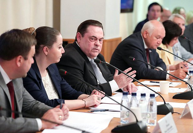 Председатель Комитета по делам национальностей Геннадий Семигин