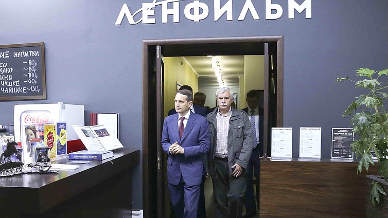 Осмотр производственных павильонов .
