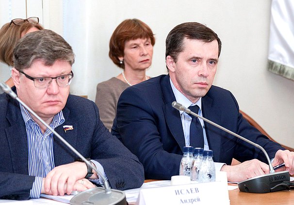 Член Комитета по труду, социальной политике и делам ветеранов Андрей Исаев и заместитель Председателя Комитета Михаил Терентьев