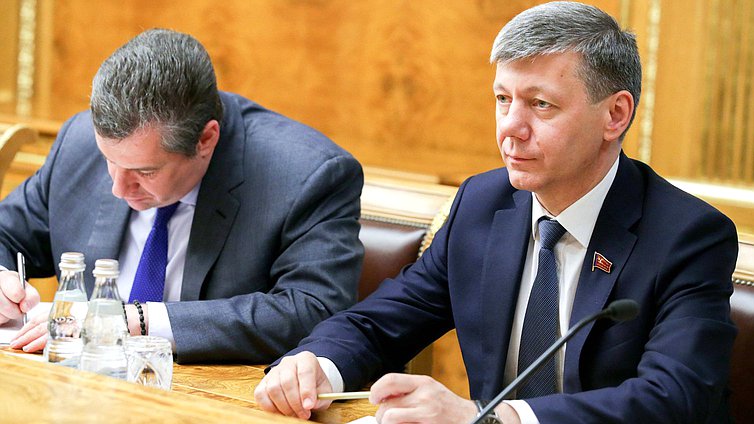 Председатель Комитета по международным делам Леонид Слуцкий и Первый заместитель Председателя Комитета по международным делам Дмитрий Новиков