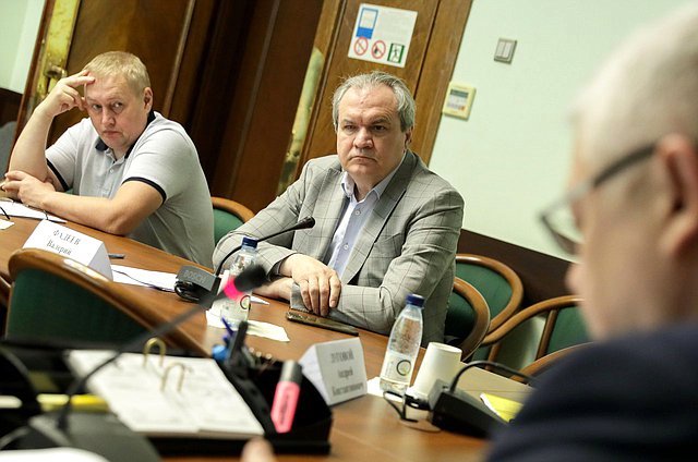 Член Комитета по безопасности и противодействию коррупции Андрей Альшевских и Председатель Совета при президенте РФ по развитию гражданского общества и правам человека Валерий Фадеев