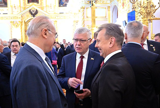 Председатель Комитета по безопасности и противодействию коррупции Василий Пискарев (в центре). Фото: РИА "Новости"