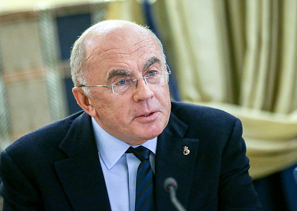 Ректор Санкт-Петербургского Гуманитарного Университета профсоюзов Александр Запесоцкий