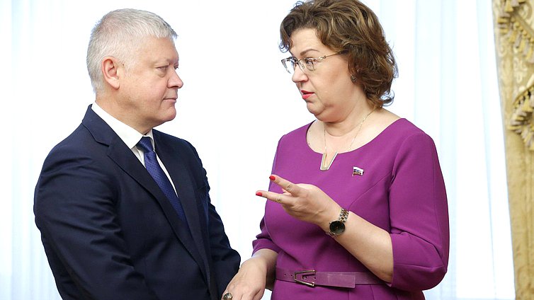 Заместитель Председателя Государственной Думы Ольга Епифанова и Председатель Комитета по безопасности и противодействию коррупции Василий Пискарев