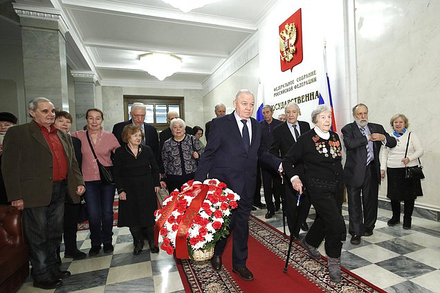 Возложение цветов ветеранами Минэкономразвития к памятной доске работников Госплана СССР