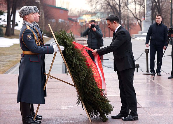 Председатель Жогорку Кенеша Киргизской Республики Марлен Маматалиев и члены делегации возложили цветы к Могиле Неизвестного солдата