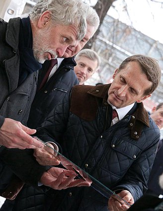  Председатель Государственной Думы Нарышкин
Сергей Евгеньевич
  посетил строительную площадку будущего парка «Зарядье», где параллельно со строительно-монтажными работами проводятся комплексные археологические раскопки. 
