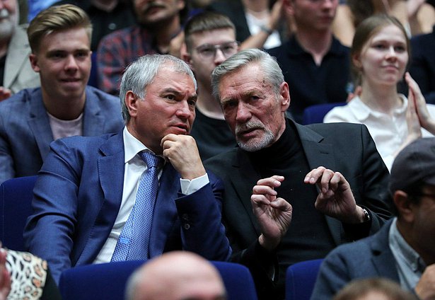 Председатель Государственной Думы Вячеслав Володин и актер Александр Михайлов