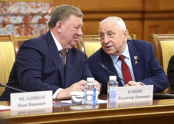 Председатель Комитета по аграрным вопросам Владимир Кашин и Председатель Комитета по развитию Дальнего Востока и Арктики Николай Харитонов