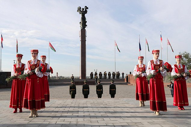 Возложение цветов к Мемориалу на Площади Славы