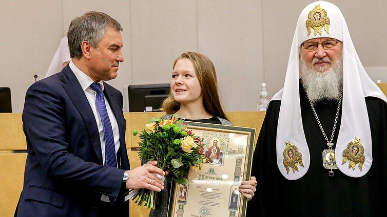 Председатель Государственной Думы Вячеслав Володин и Патриарх Московский и всея Руси Кирилл во время награждения победителей конкурса детских рисунков "Красота Божьего мира" в рамках открытия V Рождественских Парламентских встреч. Фото: Анна Исакова/Фотослужба Государственной Думы