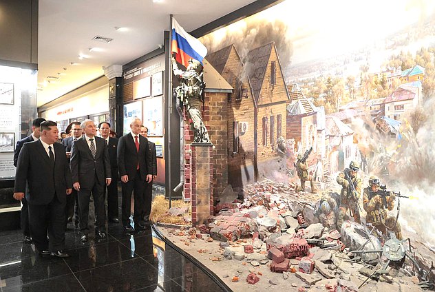 Министр обороны РФ Андрей Белоусов, Председатель Государственной Думы Вячеслав Володин и Председатель Государственных дел Корейской Народно-Демократической Республики Ким Чен Ын. Церемония открытия Мемориального комплекса и Музея боевых подвигов героев зарубежной военной операции