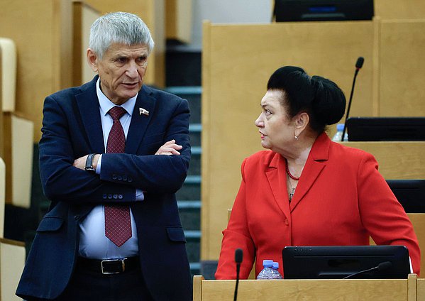 Член Комитета по аграрным вопросам Алексей Лавриненко и заместитель Председателя Комиссии по Регламенту и обеспечению деятельности Государственной Думы Раиса Кармазина