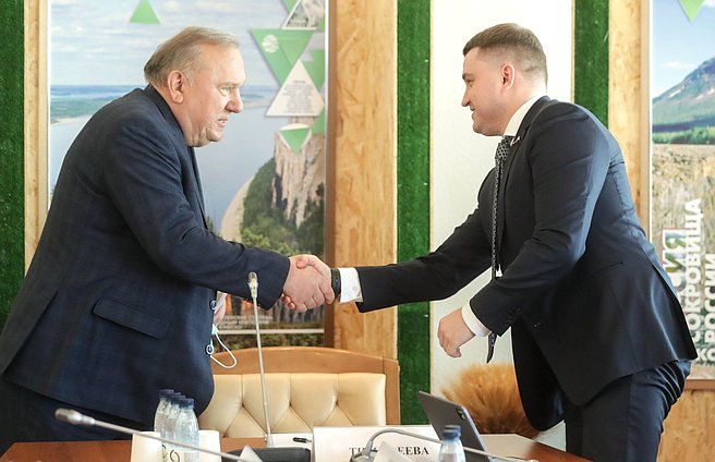 Первый заместитель Председателя Комитета по развитию гражданского общества, вопросам общественных и религиозных объединений Артем Бичаев и заместитель Председателя Комитета Владимир Шаманов