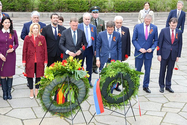 Delegation of the State Duma laid wreaths at the monument to the Soldier-Liberator in Treptower Park in Berlin