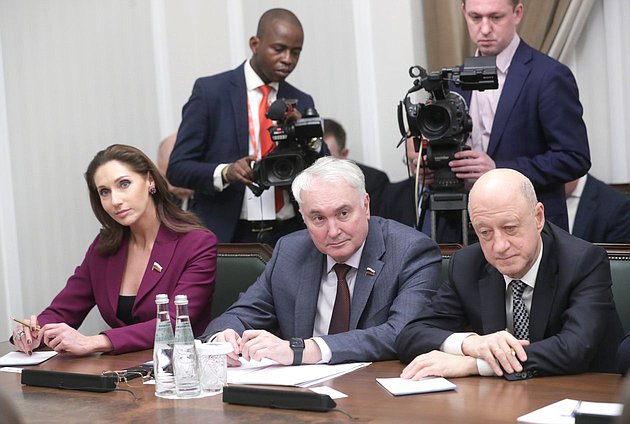 Member of the Committee on International Affairs Roza Chemeris, Chairman of the Committee on Defence Andrey Kartapolov and Deputy Chairman of the State Duma Alexander Babakov