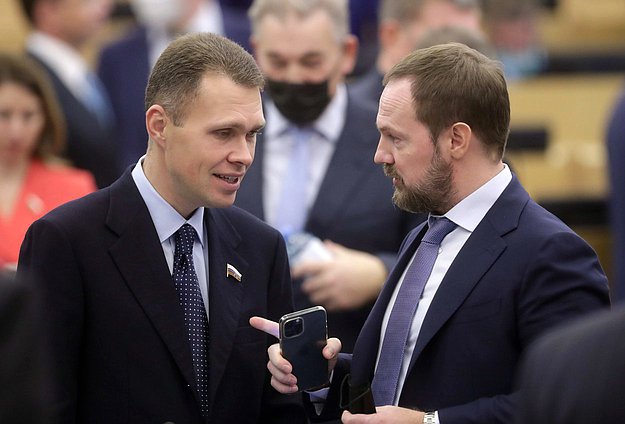 Член Комитета по бюджету и налогам Никита Чаплин и член Комитета по строительству и жилищно-коммунальному хозяйству Сергей Колунов