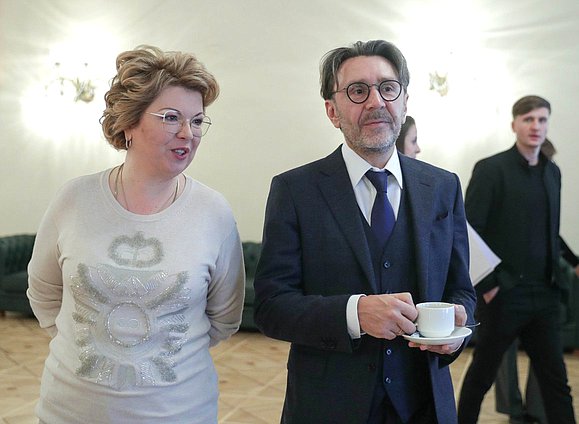 Председатель Комитета по культуре Елена Ямпольская и член «Партии Роста», музыкант Сергей Шнуров