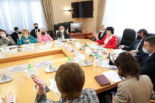 Заседание Комитета по вопросам семьи, женщин и детей с участием Министра просвещения РФ Сергея Кравцова