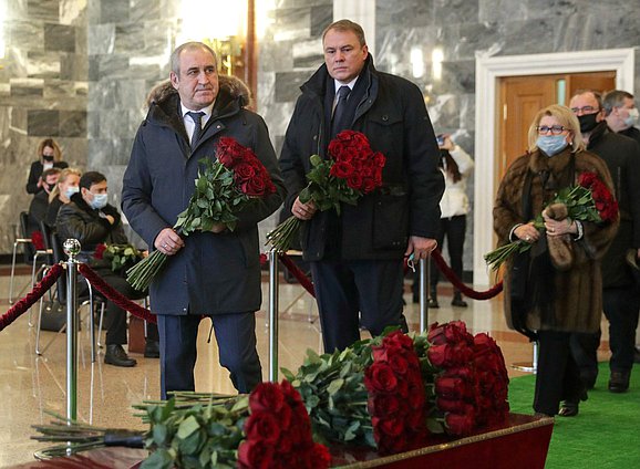 Руководитель фракции «Единая Россия» Сергей Неверов и заместитель Председателя Государственной Думы Петр Толстой