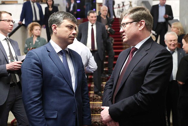 Председатель Комитета по охране здоровья Дмитрий Морозов и член Комитета по труду, социальной политике и делам ветеранов Андрей Исаев