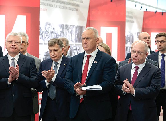 Председатель Комитета по безопасности и противодействию коррупции Василий Пискарев, член Комитета по финансовому рынку Вячеслав Макаров, Председатель Комитета по делам национальностей Владимир Иванов и Председатель Комитета по вопросам собственности, земельным и имущественным отношениям Сергей Гаврилов