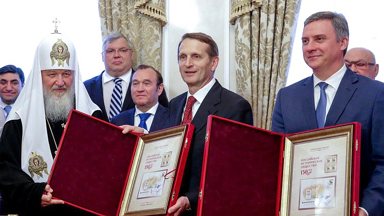 Мероприятия, посвященные 150-летию основания
Русского исторического общества. 
Вручение Патриарху Московскому и Всея Руси Кириллу копию серебряной печати Византийского Патриарха Афанасия (XIV век).
