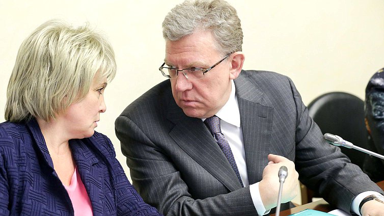 Заместитель Председателя Комитета по контролю и Регламенту Ирина Марьяш и глава Счетной палаты РФ Алексей Кудрин