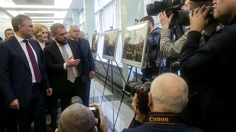 Председатель Государственной Думы Вячеслав Володин и специальный корреспондент ВГТРК Евгений Поддубный во время открытия фотовыставки "Сирия. Хроника войны". Фото: Анна Исакова/Фотослужба Государственной Думы