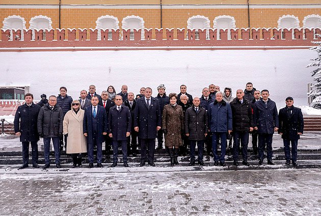 Участники III Международной конференции на тему «Роль взаимодействия фракций политических партий и блоков в межпарламентском сотрудничестве стран СНГ» возложили цветы к Могиле Неизвестного Солдата