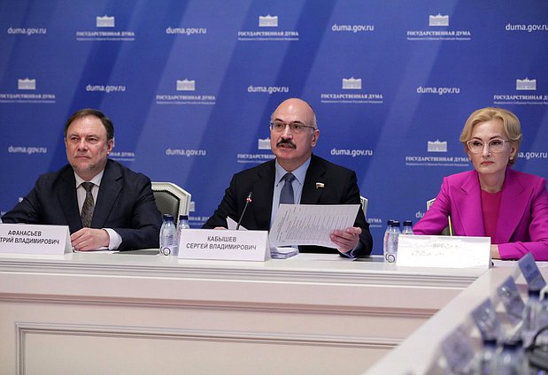 Заместитель Министра науки и высшего образования РФ Дмитрий Афанасьев, Председатель Комитета по науке и высшему образованию Сергей Кабышев и заместитель Председателя Государственной Думы Ирина Яровая