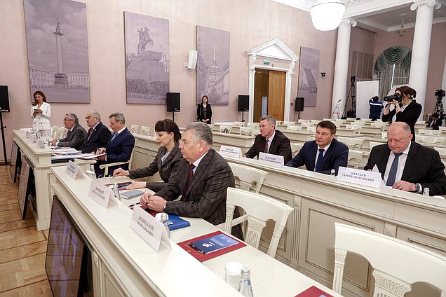 Заседание комиссии по вопросам экономической и промышленной политики