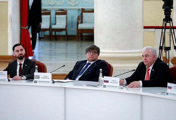 Первый заместитель Председателя Комитета по делам СНГ, евразийской интеграции и связям с соотечественниками Казбек Тайсаев (справа)