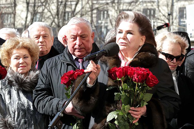 Председатель Комитета по региональной политике и проблемам Севера и Дальнего Востока Николай Харитонов и заместитель Председателя Комитета по федеративному устройству и вопросам местного самоуправления Валентина Терешкова