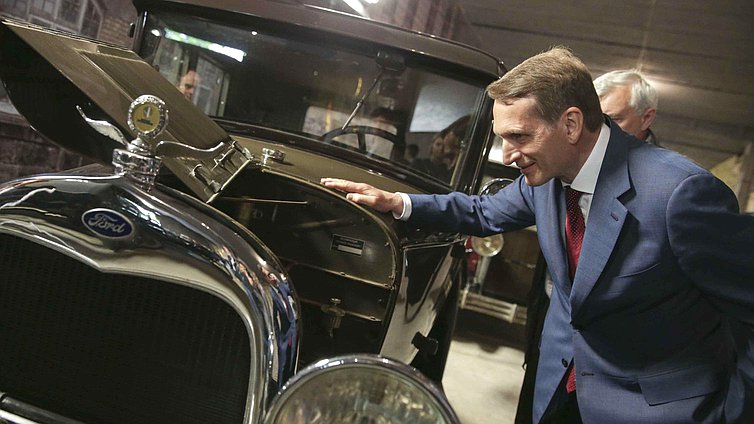  
 Осмотр ретро автомобилей Ленфильма. 

