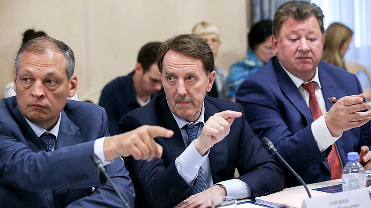 Председатель Комитета по аграрным вопросам Владимир Кашин, Заместитель Председателя Правительства РФ Алексей Гордеев и заместитель Председателя Комитета по аграрным вопросам Айрат Хайруллин