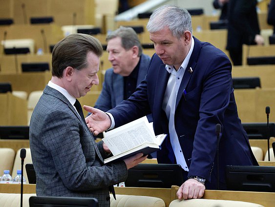 Первый заместитель Председателя Комитета по экологии, природным ресурсам и охране окружающей среды Владимир Бурматов и член Комитета по развитию Дальнего Востока и Арктики Михаил Кисляков