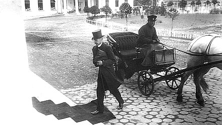 وصول نواب مجلس الدوما الأول للاجتماع الأول في قصر تافريدشسكي. 27 أبريل 1906 يتم تخزين الصورة في أرشيف الدولة المركزية للأفلام والصور والوثائق الصوتية في سانت بطرسبرغ