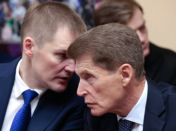 Заместитель руководителя Аппарата Правительства РФ Александр Грибов и кандидат на должность заместителя Председателя Правительства РФ – Полномочного представителя Президента РФ в ДФО Олег Кожемяко