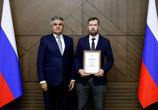 Руководитель фракции "Новые люди" Алексей Нечаев и специальный фотокорреспондент объединенной дирекции фотоинформации МИА «Россия сегодня» Григорий Сысоев