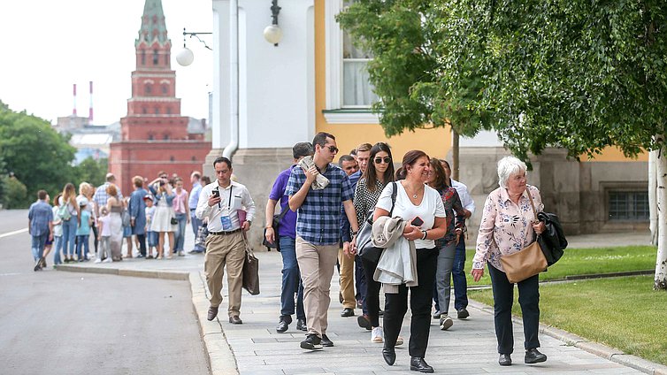 Участники Международного форума «Развитие парламентаризма» посетили Московский Кремль