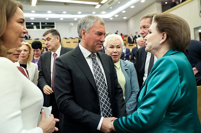 Председатель Государственной Думы Вячеслав Володин и депутат от фракции «Единая Россия» Валентина Терешкова