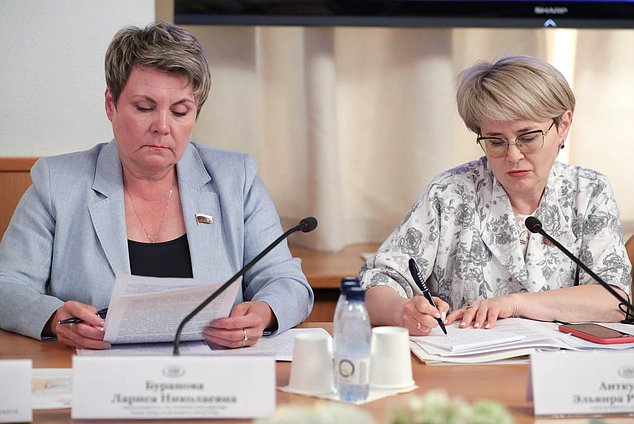 Член Комитета по туризму и развитию туристической инфраструктуры Лариса Буранова и член Комитета по просвещению Эльвира Аиткулова