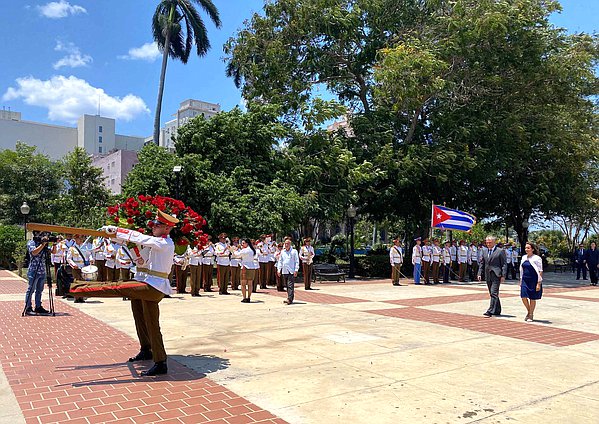 Chairman of the State Duma Vyacheslav Volodin laid a wreath at the José Martí Memorial