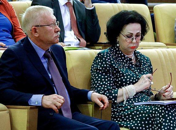 Председатель Комитета по контролю Олег Морозов и заместитель Председателя Счетной палаты РФ Галина Изотова