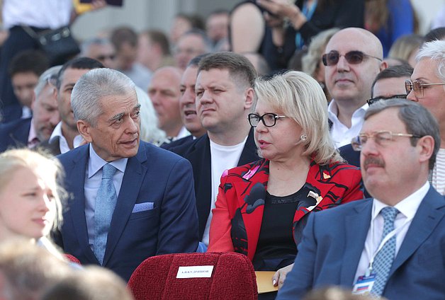 Первый заместитель Председателя Комитета по образованию и науке Геннадий Онищенко и член Комитета по международным делам Елена Панина